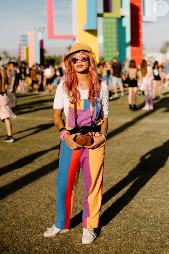 Look Coachella 2019: color blocking está em alta, olha que graça essa jardineira toda colorida com cores vibrantes