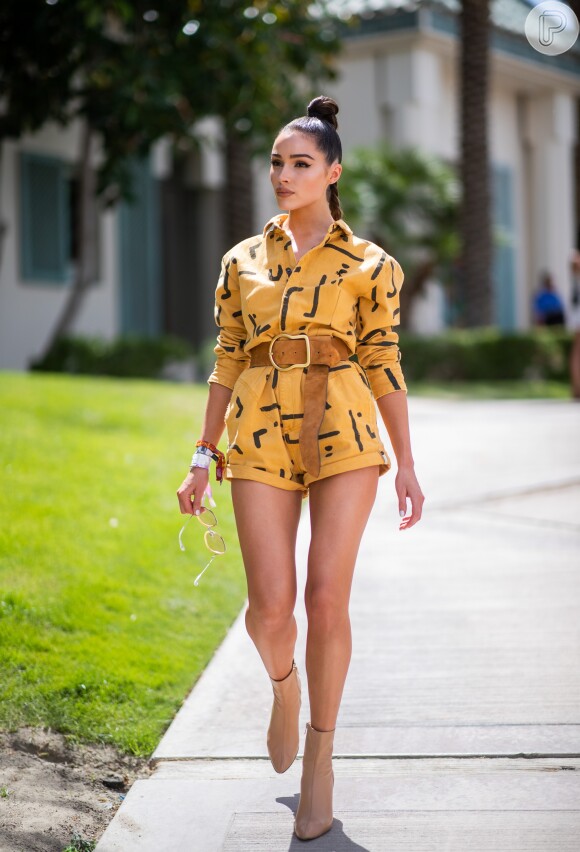 Look Coachella 2019: amarelo é a escolha da maioria das fashionistas. Olivia Culpo ficou incrível com esse conjunto e botinhas nude