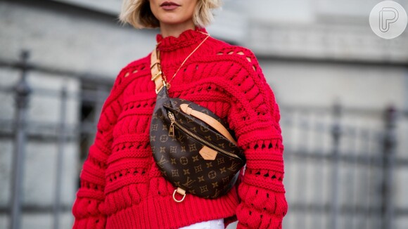 A pochete deixa os looks mais estilosos no outono/inverno 2019 e pode ser usado com suéter