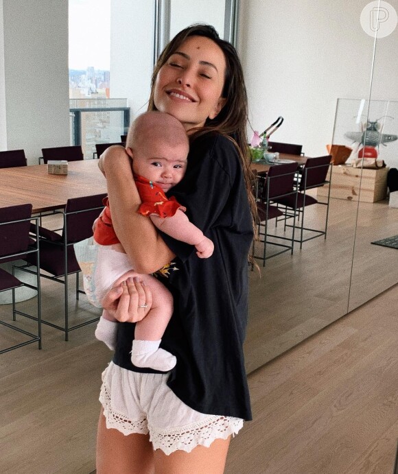 Sabrina Sato filma o guarda-roupa da filha, Zoe, em vídeo para o Youtube compartilhado nesta segunda-feira, dia 15 de abril de 2019