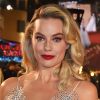 Aussie beauty: Margot Robbie em maquiagem em tons alaranjados e bronzer