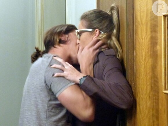Robertão (Romulo Neto) rouba um beijo de Érika (Letícia Birkheuer) em cena de 'Imperio'
