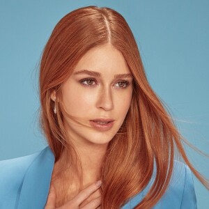 Marina Ruy Barbosa com blazer colorido e lingerie à mostra para campanha publicitária