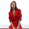 Marina Ruy Barbosa combina blazer vermelho com batom vermelho e arrasa no look!