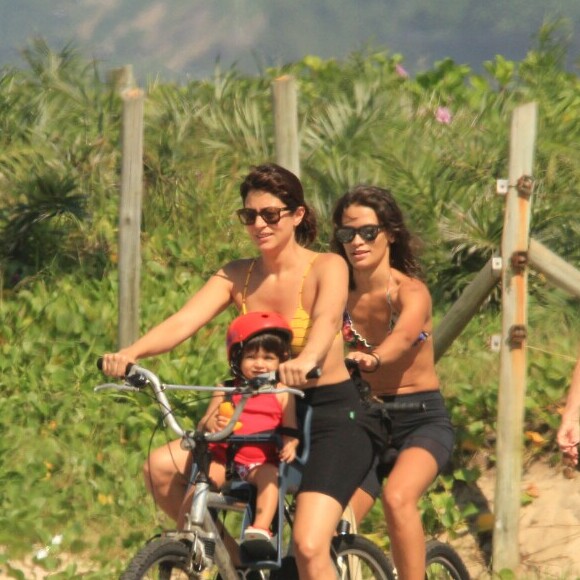 Carol Castro andou de bicicleta com a filha, Nina, de 1 ano