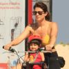 Carol Castro não dispensou o capacete em Nina durante passeio de bicicleta com a filha