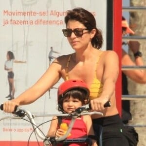 Carol Castro andou de bicicleta com a filha, Nina, de 1 ano, neste sábado, 20 de abril de 2019, pela orla do Leblon