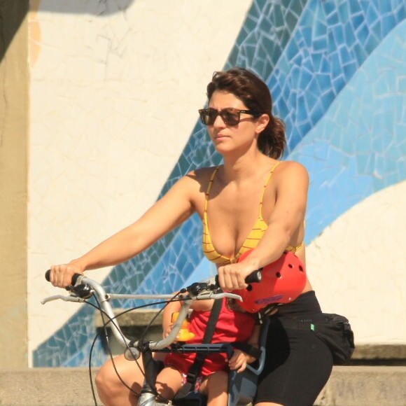 Carol Castro andou de bicicleta com a filha, Nina, de 1 ano, neste sábado, 20 de abril de 2019, pela orla do Leblon, Zona Sul do Rio de Janeiro