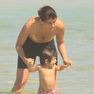 Carol Castro e a filha, Nina, de 1 ano, se refrescaram no mar do Leblon, Zona Sul do Rio