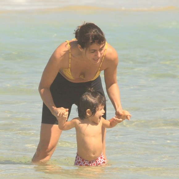 Carol Castro e a filha, Nina, de 1 ano, se refrescaram no mar do Leblon, Zona Sul do Rio
