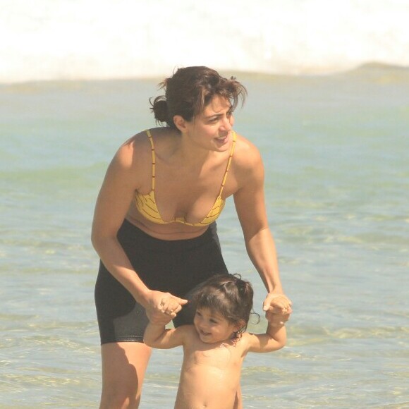 Filha de Carol Castro, Nina, de 1 ano, tomou banho de mar com a mãe em praia do Leblon, Zona Sul do Rio de Janeiro, neste sábado, 20 de abril de 2019