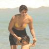 Carol Castro fez programa com a filha, Nina, de 1 ano, na praia do Leblon, Zona Sul do Rio, neste sábado, 20 de abril de 2019