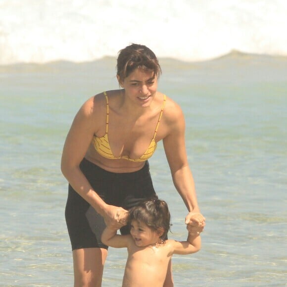 Carol Castro fez programa com a filha, Nina, de 1 ano, na praia do Leblon, Zona Sul do Rio, neste sábado, 20 de abril de 2019