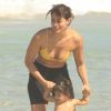 Carol Castro tirou folga das gravações da novela 'Órfãos da Terra' e se divertiu com a filha, Nina, de 1 ano, em praia do Rio