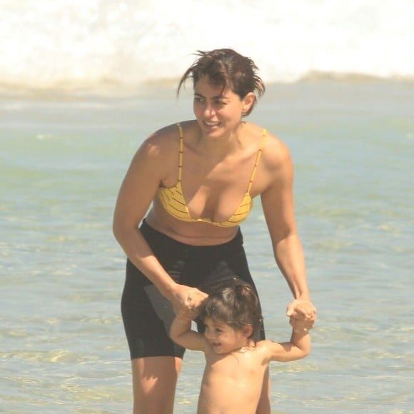 Carol Castro tirou folga das gravações da novela 'Órfãos da Terra' e se divertiu com a filha, Nina, de 1 ano, em praia do Rio