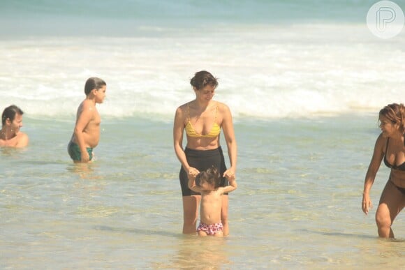 Carol Castro e Nina, de 1 ano, fizeram programa de mãe e filha em praia do Rio