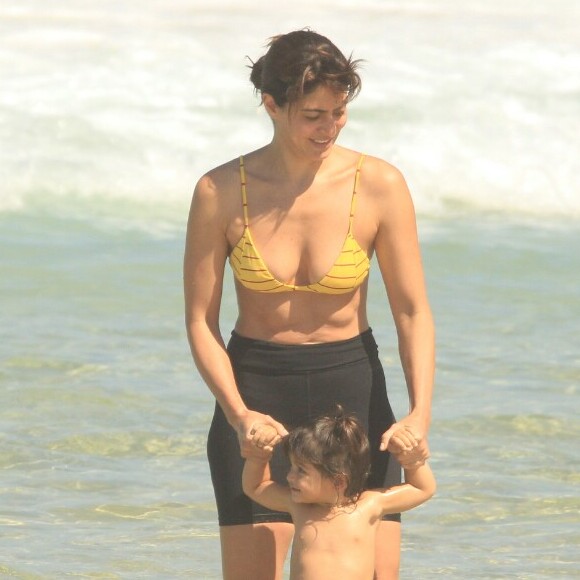 Carol Castro e Nina, de 1 ano, fizeram programa de mãe e filha em praia do Rio