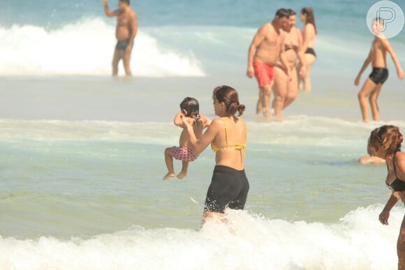 Carol Castro e a filha, Nina, de 1 ano, se divertiram na praia do Leblon, Zona Sul do Rio de Janeiro, neste sábado, 20 de abril de 2019