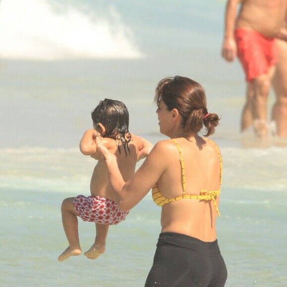 Carol Castro e a filha, Nina, de 1 ano, se divertiram na praia do Leblon, Zona Sul do Rio de Janeiro, neste sábado, 20 de abril de 2019