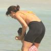 Filha de Carol Castro, Nina, de 1 ano, tomou banho de mar com a mãe em praia do Leblon, Zona Sul do Rio de Janeiro