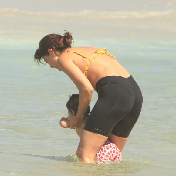 Filha de Carol Castro, Nina, de 1 ano, tomou banho de mar com a mãe em praia do Leblon, Zona Sul do Rio de Janeiro