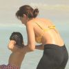Carol Castro e a filha, Nina, de 1 ano, se divertiram na praia do Leblon