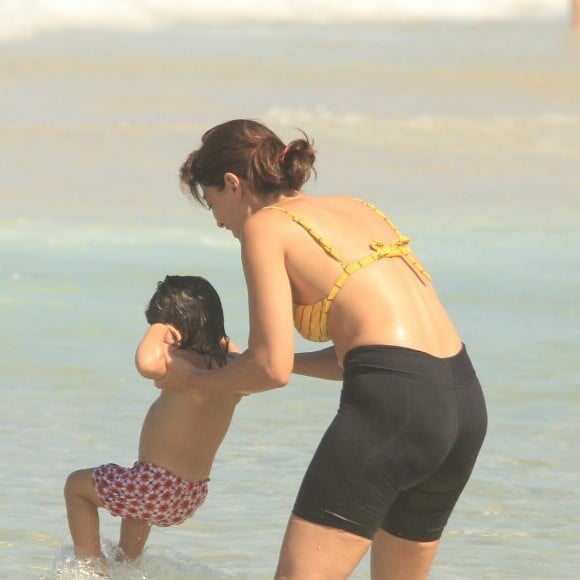 Carol Castro e a filha, Nina, de 1 ano, se divertiram na praia do Leblon