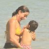 Carol Castro e a filha, Nina, de 1 ano, se refrescaram com banho de mar na praia do Leblon