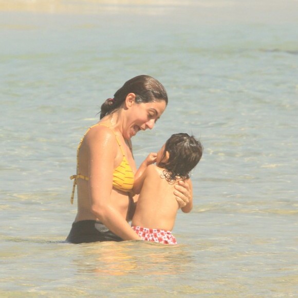 Carol Castro e a filha, Nina, de 1 ano, se refrescaram com banho de mar na praia do Leblon