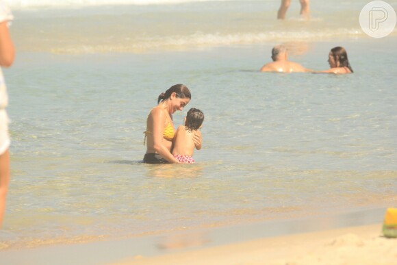 Carol Castro e a filha, Nina, de 1 ano, se divertiram na praia do Leblon, neste sábado, 20 de abril de 2019
