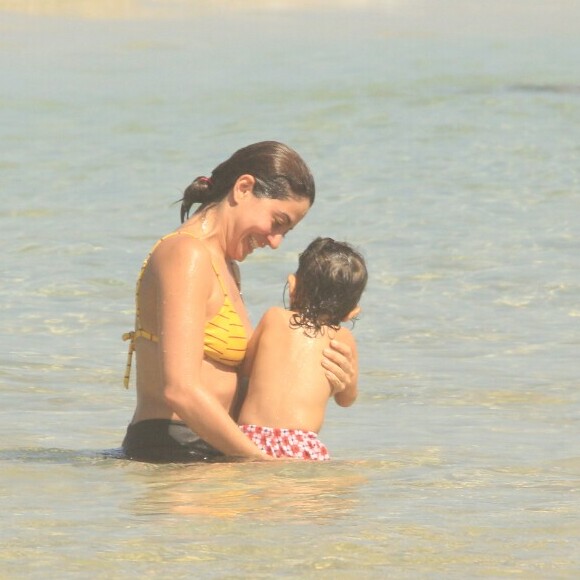 Carol Castro e a filha, Nina, de 1 ano, se divertiram na praia do Leblon, neste sábado, 20 de abril de 2019