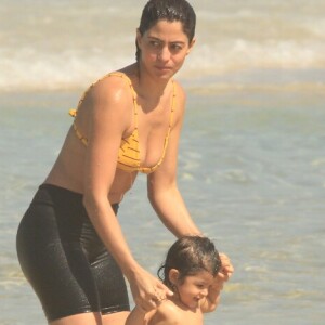 Dia de mãe e filha! Carol Castro e Nina foram à praia do Leblon, Zona Sul do Rio de Janeiro, neste sábado, 20 de abril de 2019