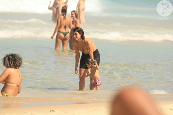 Dia de mãe e filha! Carol Castro e Nina foram à praia do Leblon, Zona Sul do Rio de Janeiro