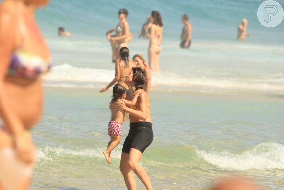 Carol Castro e a filha, Nina, de 1 ano, se refrescaram com banho de mar na praia do Leblon, Zona Sul do Rio de Janeiro