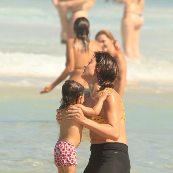 Carol Castro e a filha, Nina, de 1 ano, se refrescaram com banho de mar na praia do Leblon, Zona Sul do Rio de Janeiro