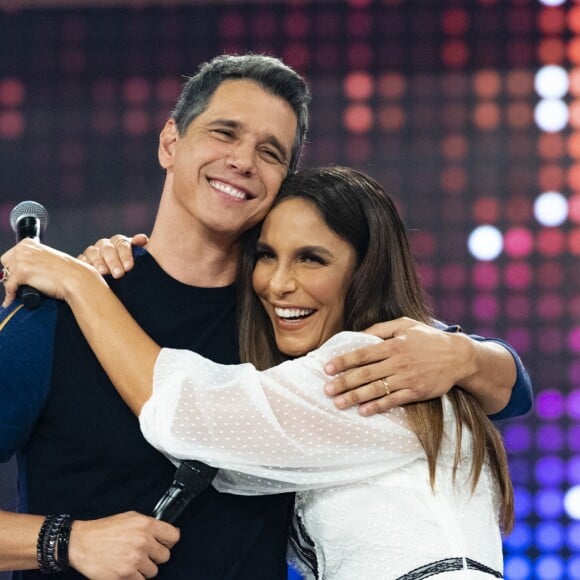 Ivete Sangalo chorou com as surpresas do programa 'Tamanho Família', comandado por Márcio Garcia