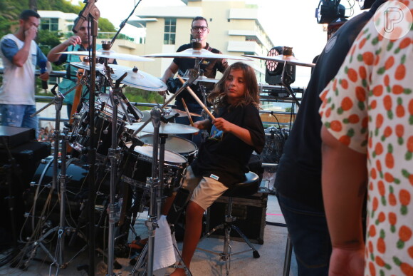 Marcelo, filho mais velho de Ivete Sangalo, emocionou a mãe ao tocar bateria no programa 'Tamanho Família'