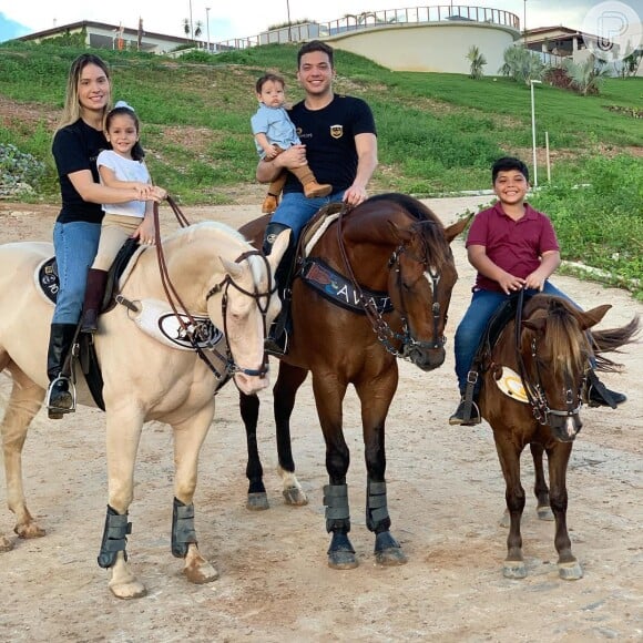 Thyane Dantas postou foto em que aparece andando a cavalo com família