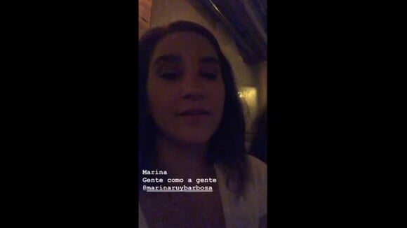 Marina Ruy Barbosa se diverte com colegas de elenco em restaurante