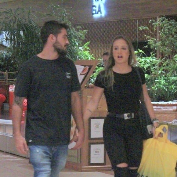 Bruna Griphao apostou em um look all black com destroyed jeans para passeio em shopping da Barra da Tijuca, nesta terça-feira, 23 de abril de 2019