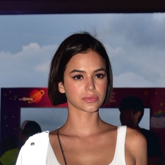 Bruna Marquezine usou sua conta de Twitter para rebater crítica após ter cortado o cabelo e usado bandana para cobrir o rosto no festival Coachella