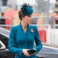 Kate Middleton usa vestido casaco azul e sapatos em tom de verde musgo, fazeno um color blocking discreto