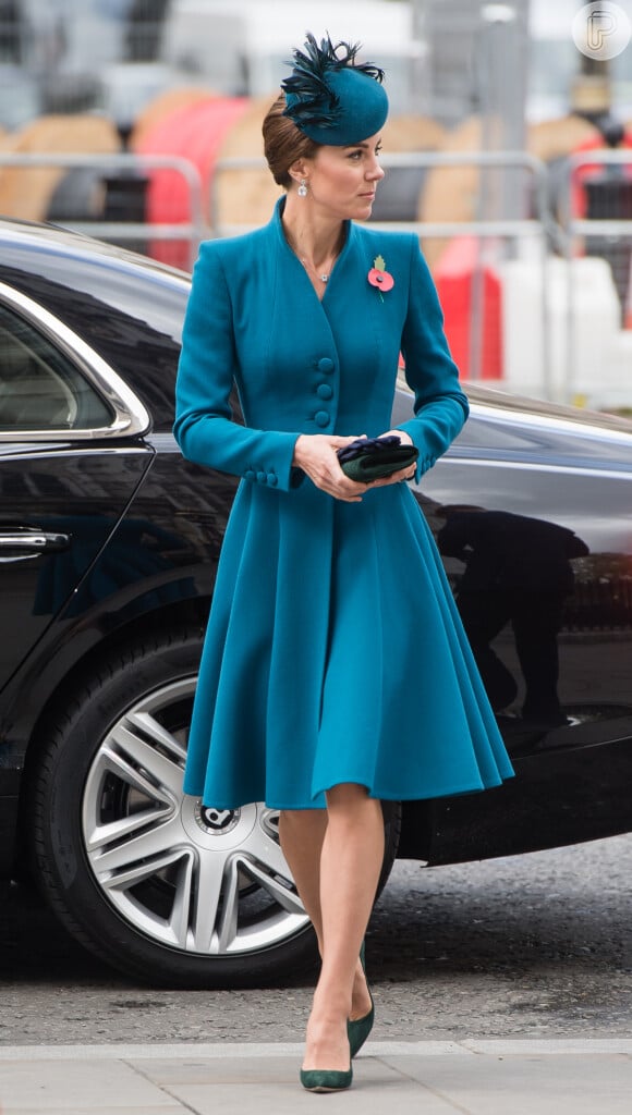 Kate Middleton usa vestido casaco azul e sapatos em tom de verde musgo, fazeno um color blocking discreto