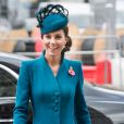 Kate Middleton usa vestido casaco azul combinando com fascinator