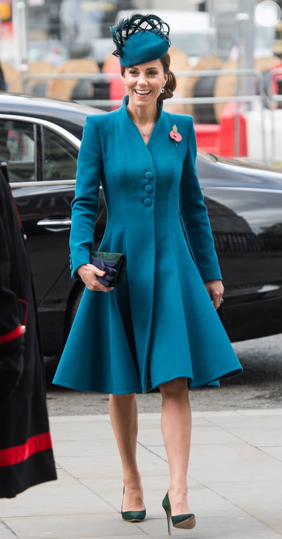 Kate Middleton usa vestido casaco azul combinando com fascinator