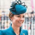 Kate Middleton usa vestido casaco azul