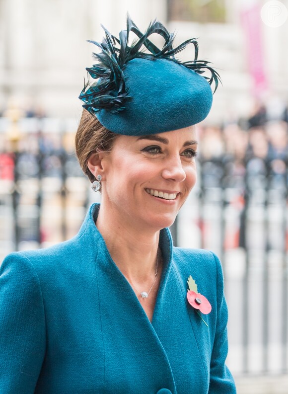 Kate Middleton usa vestido casaco azul