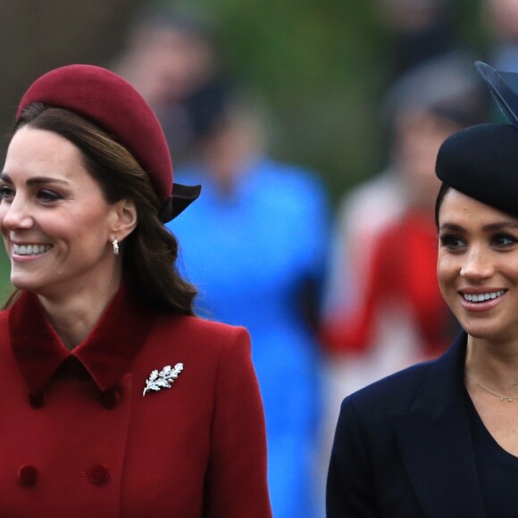 Kate Middleton aposta na trend das alice bands