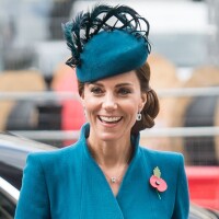 Toda combinadinha, Kate Middleton usa vestido casaco e fascinator da mesma cor