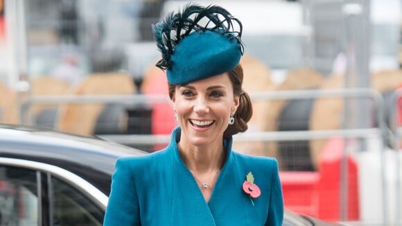 Toda combinadinha, Kate Middleton usa vestido casaco e fascinator da mesma cor